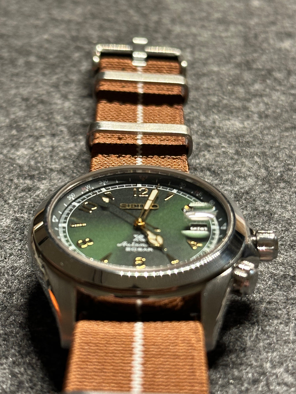 NATO óraszíj - 20 mm barna fehér csíkkal