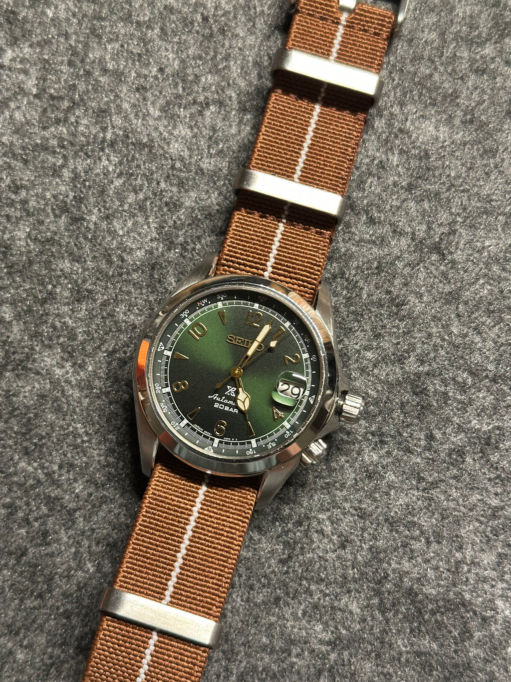 NATO óraszíj - 20 mm barna fehér csíkkal