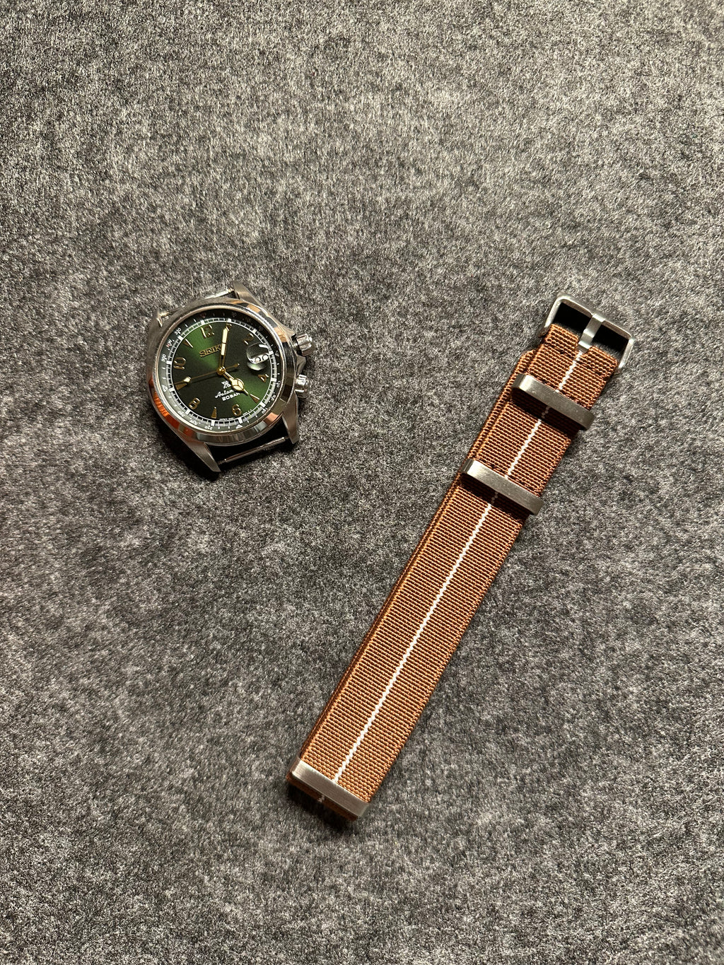 NATO óraszíj - 20 mm barna fehér csíkkal