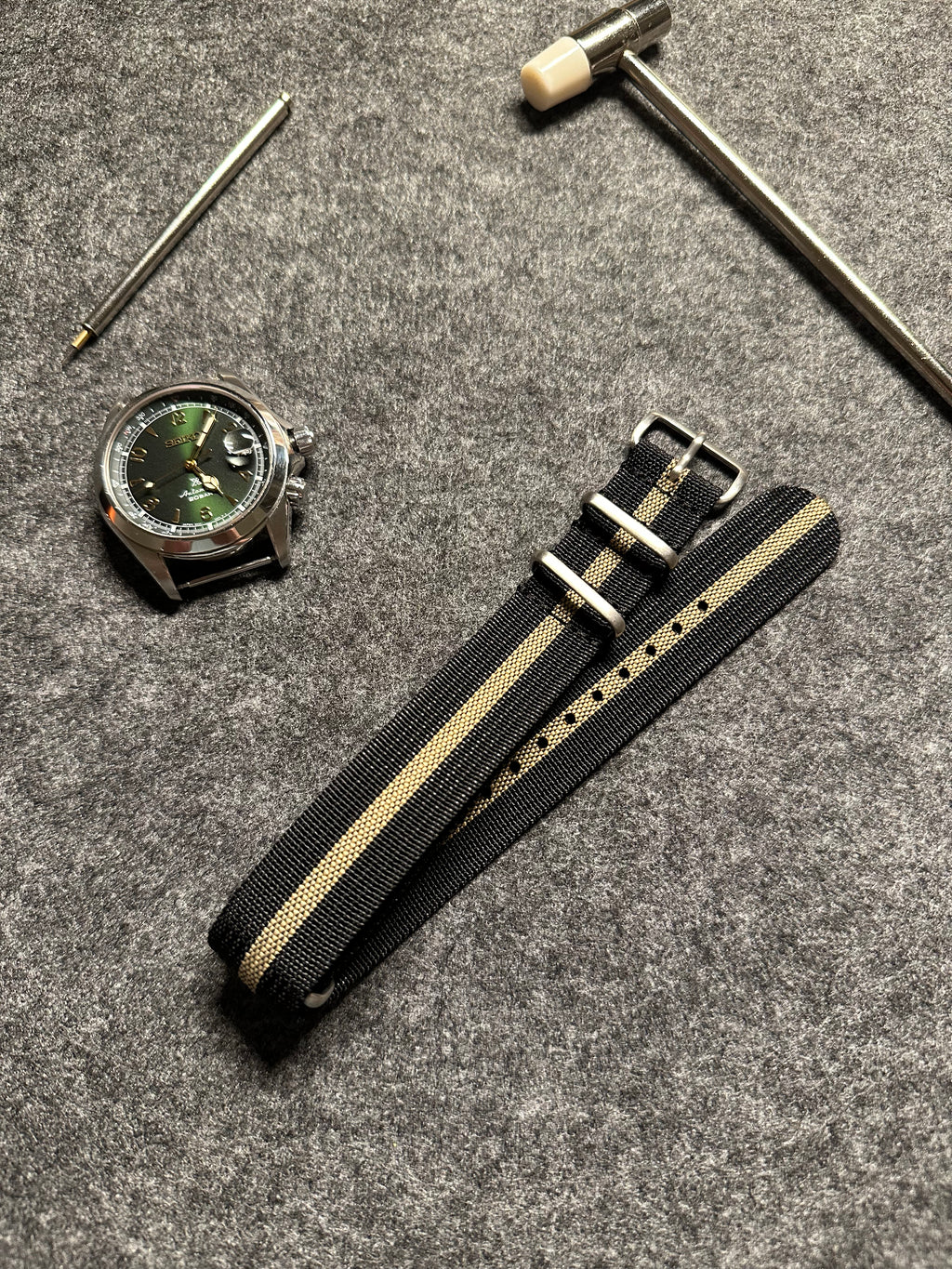 NATO óraszíj - 20 mm fekete zöld csíkkal
