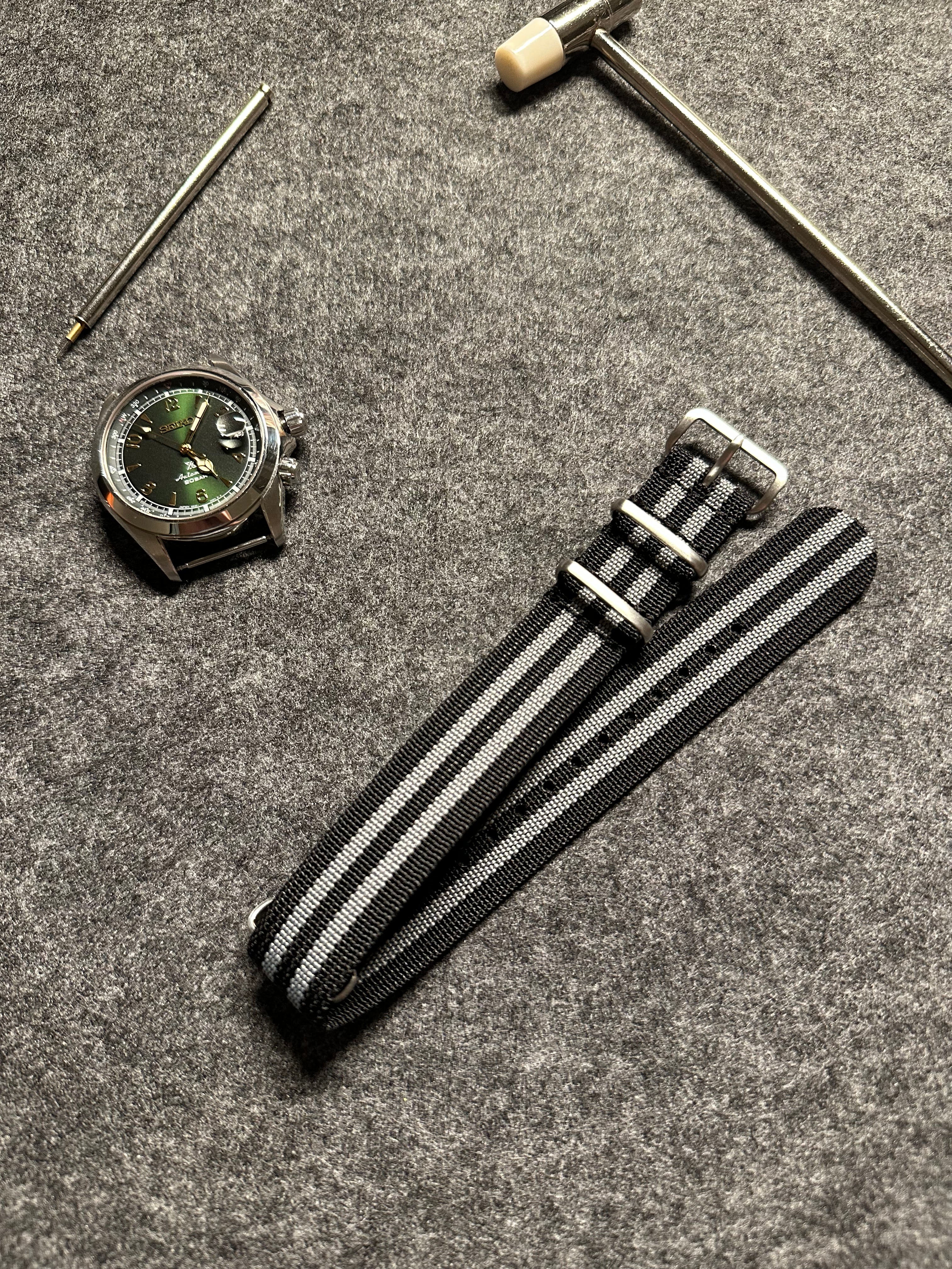 NATO óraszíj - 20 mm fekete szürke csíkokkal