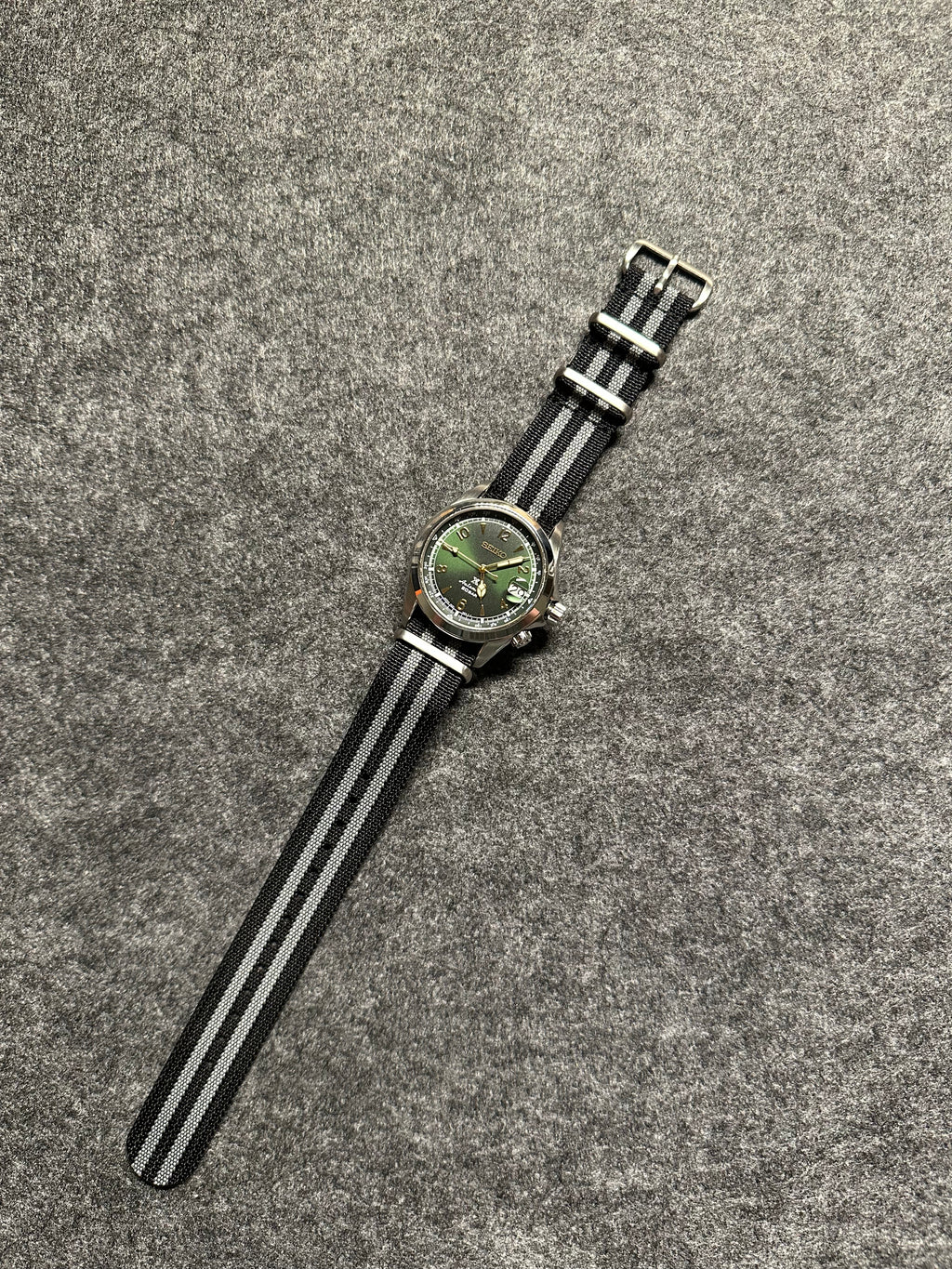 NATO óraszíj - 20 mm fekete szürke csíkokkal