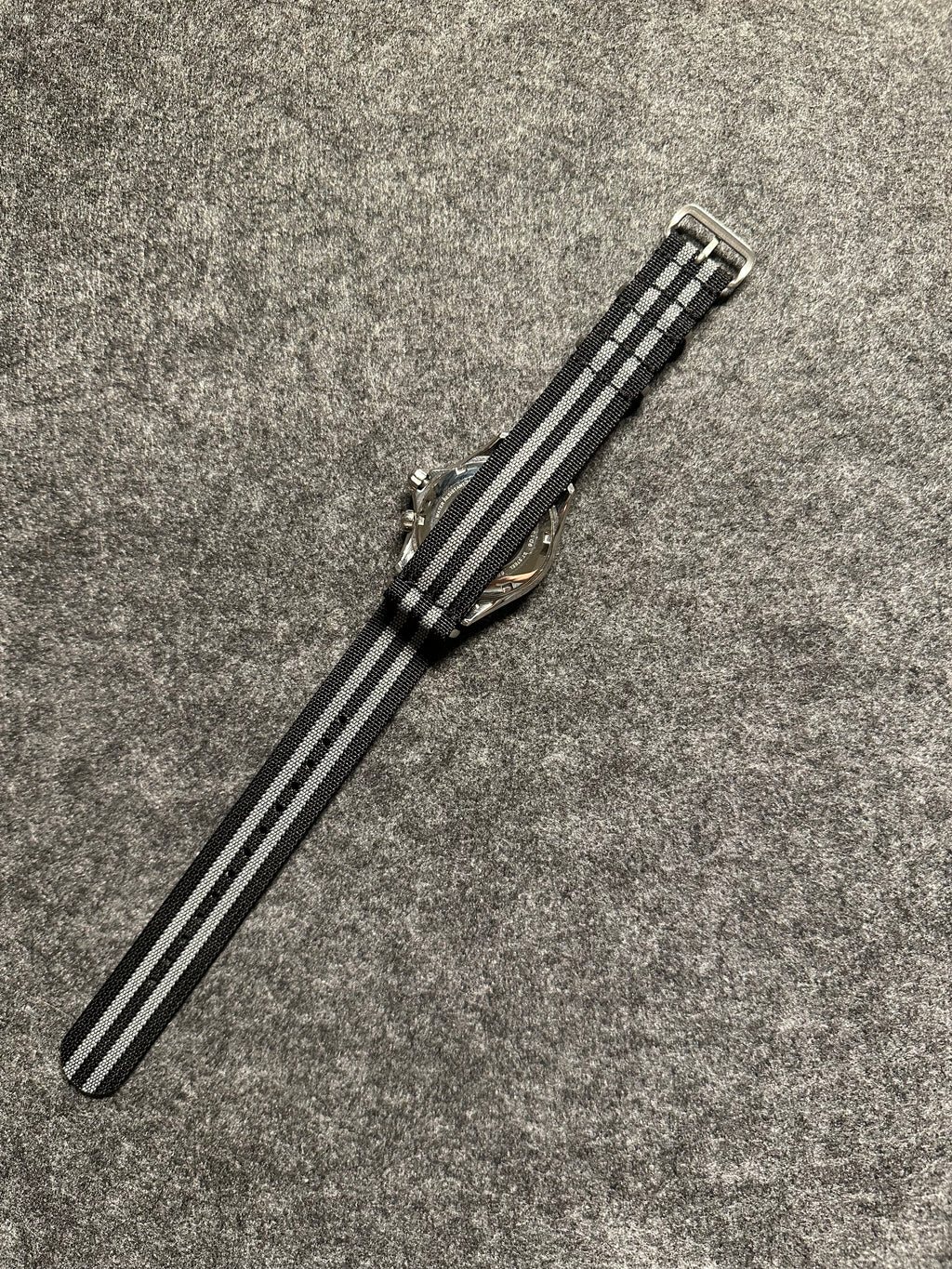 NATO óraszíj - 20 mm fekete szürke csíkokkal