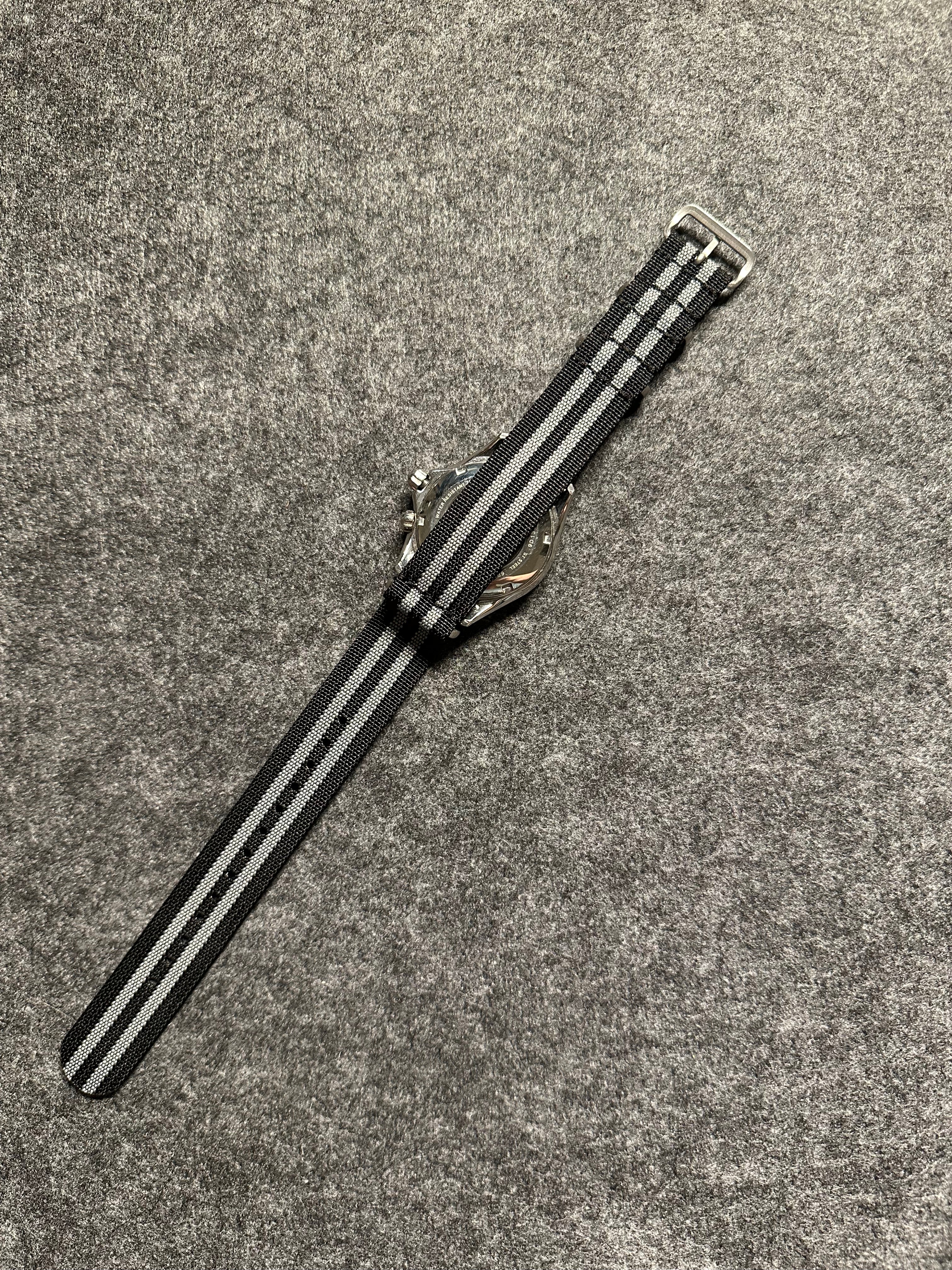 NATO óraszíj - 20 mm fekete szürke csíkokkal