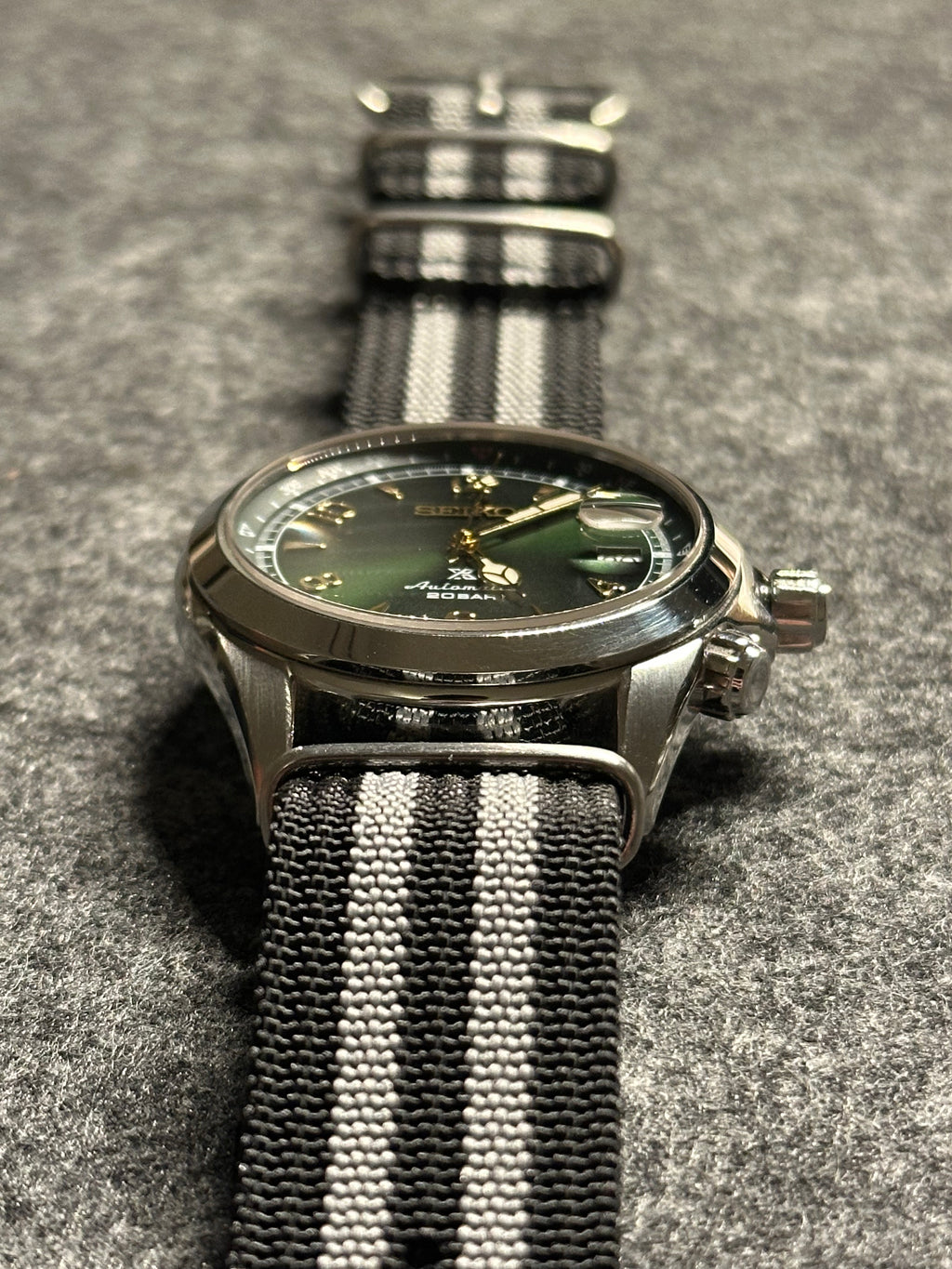 NATO óraszíj - 20 mm fekete szürke csíkokkal