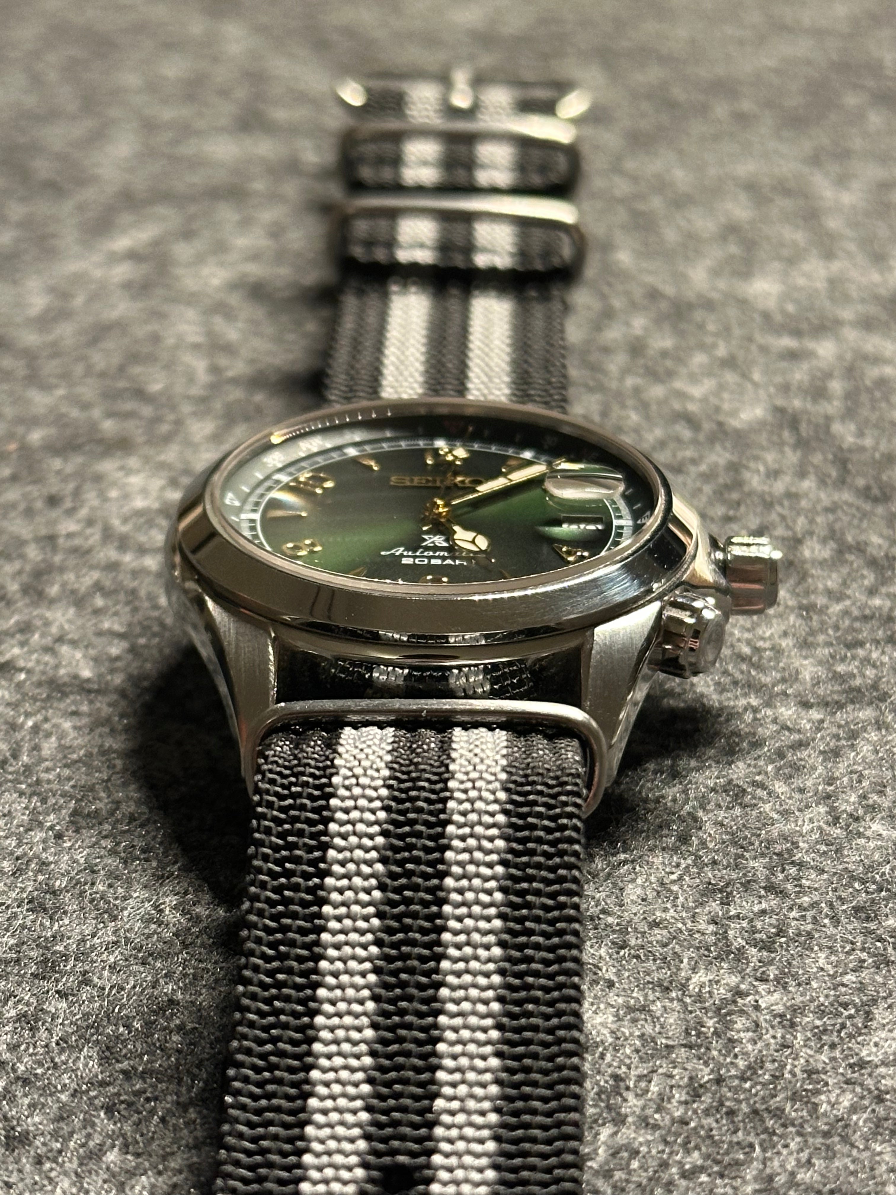 NATO óraszíj - 20 mm fekete szürke csíkokkal