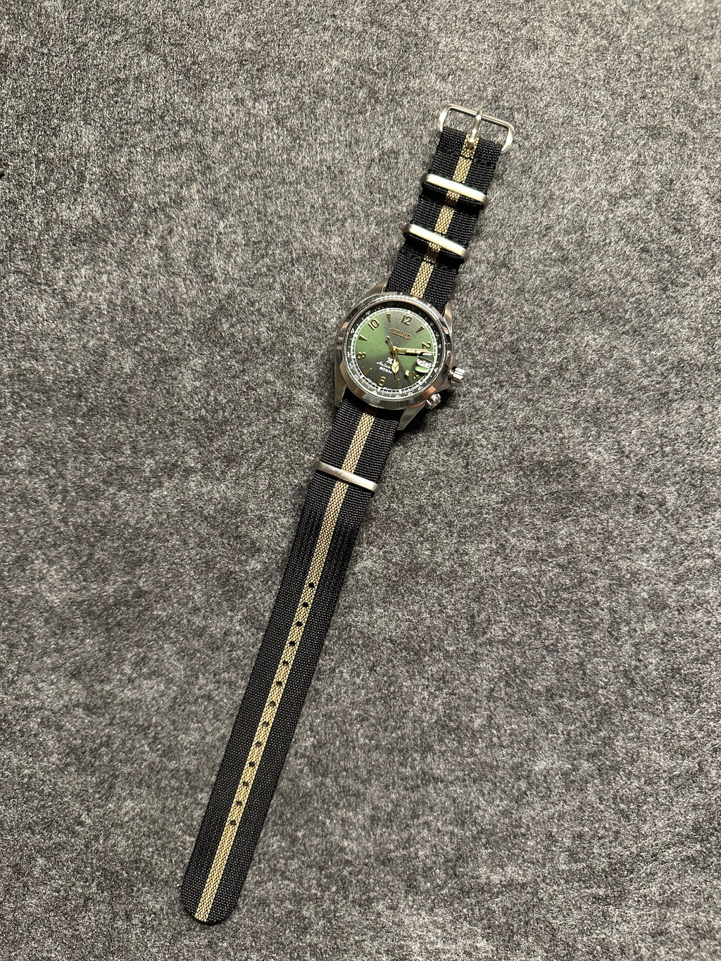 NATO óraszíj - 20 mm fekete zöld csíkkal