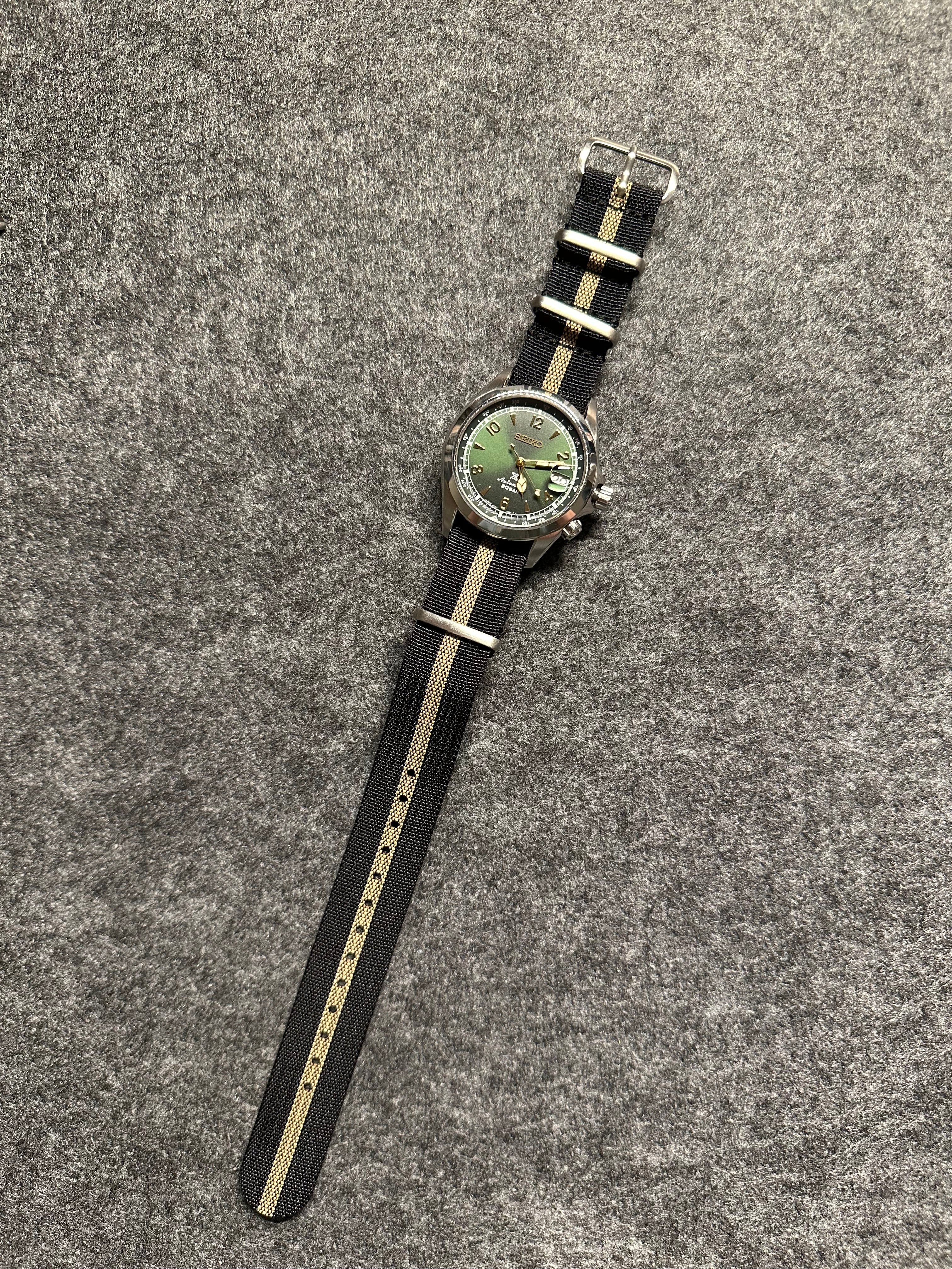 NATO óraszíj - 20 mm fekete zöld csíkkal